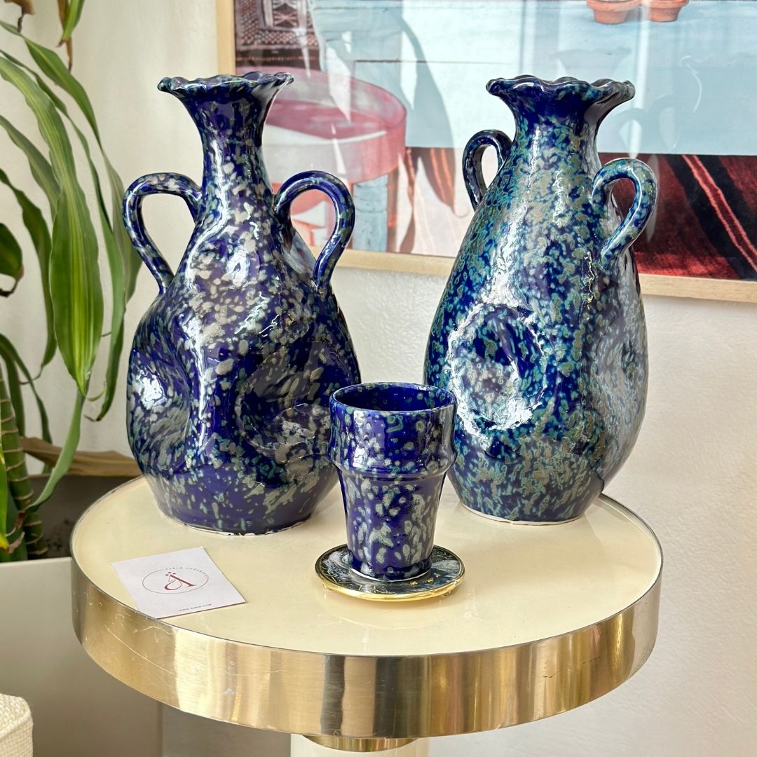 Vase artisanal Tajdigt bleu moucheté en gris