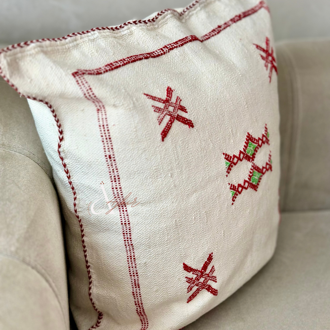 Housse de coussin artisanale Sabra (soie de cactus) crème et rouge