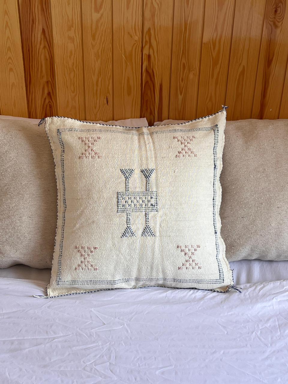 Housse de coussin Sabra (soie de cactus) crème et rose